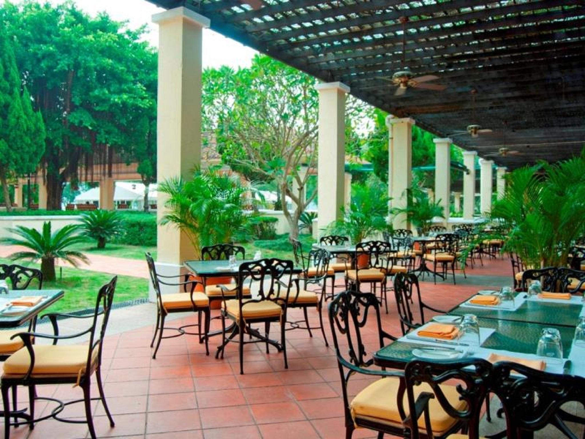 Grand Coloane Resort Macau Exteriör bild The restaurant at the hotel
