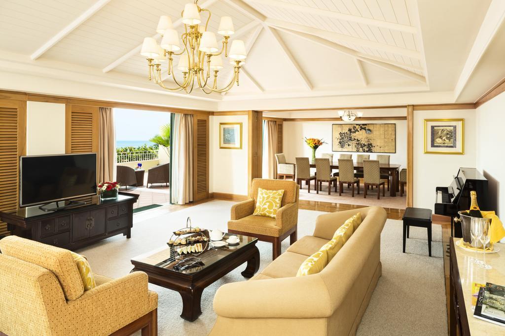 Grand Coloane Resort Macau Exteriör bild A suite at the hotel