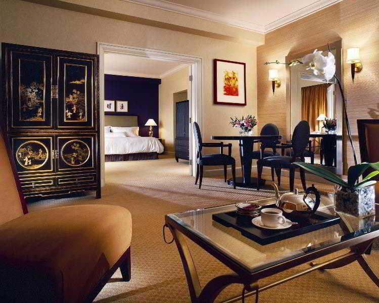 Grand Coloane Resort Macau Rum bild A suite at the Mandarin Oriental, Hong Kong